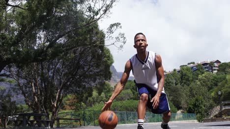 jugador de baloncesto practicando el dribble