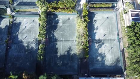 club de campo, república dominicana, 2023 - vista de drones de la cancha de tenis desde arriba con buen tiempo soleado