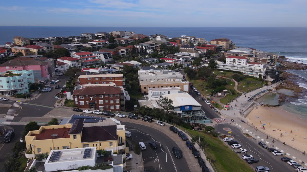 본다이 해변과 교외 서핑 파도가 바다와 바다를 형성하는 높은 공중 팬 뷰 스톡 비디오