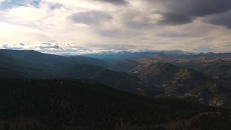 el carrito cinematográfico se inclina hacia el barranco perdido mira a boulder colorado bajo cielos grises tormentosos