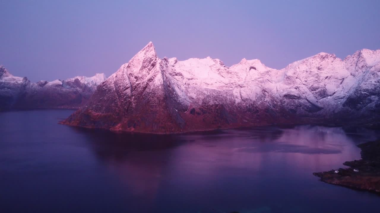 Malerisk fjord med klipperige bjerge under skumringshimlen