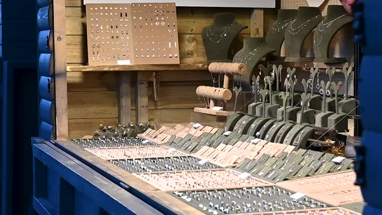 런던, 영국 타워 브리지 근처 에서 크리스마스 에 특별한 선물 을 구하세요