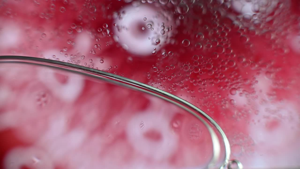 흐릿한 배경에서 물 위에 떠다니는 기름 방울