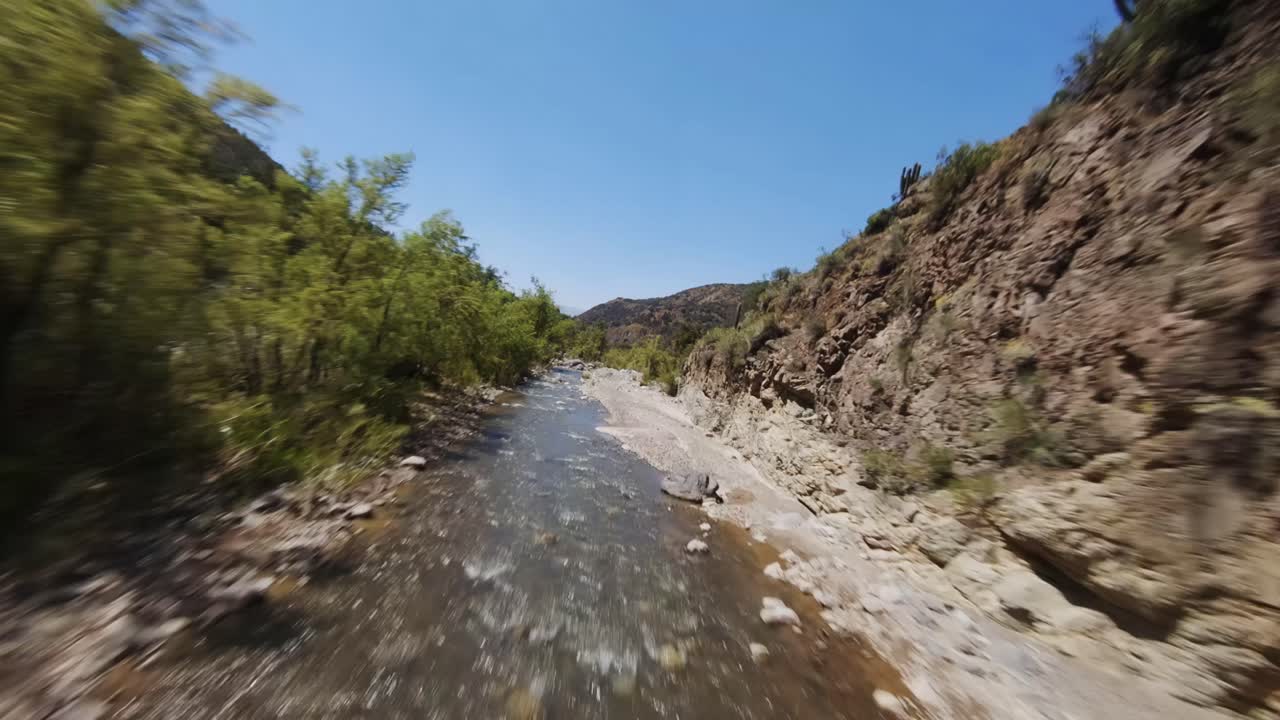 vuelo fpv sobre el rio cajon del maipo, santiago, chile