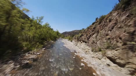 lot fpv nad rzeką cajon del maipo, santiago, chile