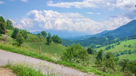 Pan-Überblick-über-Die-Schöne-Natur-Mit-Cumulus-Wolken-Am-Himmel