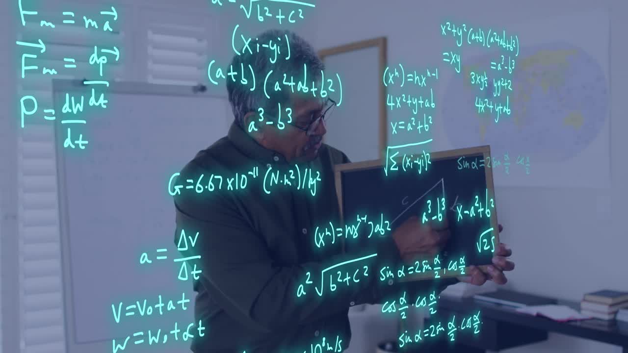 animación del procesamiento de datos sobre un maestro masculino biracial en una videollamada