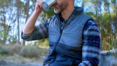 excursionista masculino tomando café en el bosque 4k