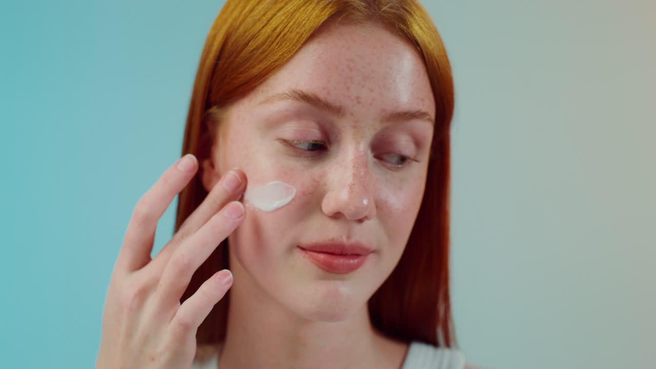 mujer aplicando crema facial