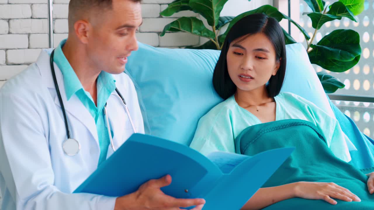 전문 유니폼 을 입은 의사 가 병원 에서 환자 를 검사 하고 있다