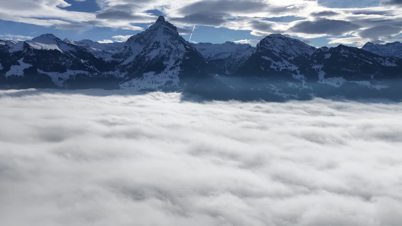 눈 덮인 추어필스텐 봉우리들이 빛나는 구름 바다 위로 솟아 있어요.
