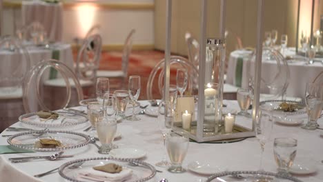mesa de bodas decorada con flores frescas