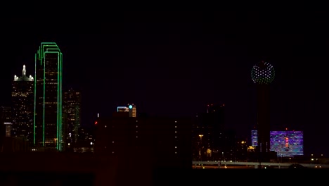 El-Horizonte-De-La-Ciudad-De-Dallas,-Texas,-Por-La-Noche-Iluminado-Con-Impresionantes-Rascacielos.