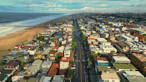 vibrante comunidad residencial en el vecindario de manhattan beach, vista aérea