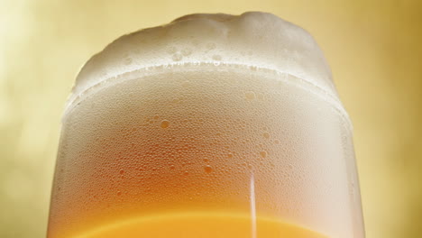 primer plano de un vaso de cerveza