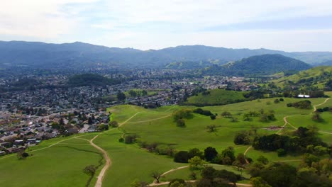 Pueblos-Tranquilos:-Exploración-Aérea-De-Pueblos-Montañosos-Ocultos