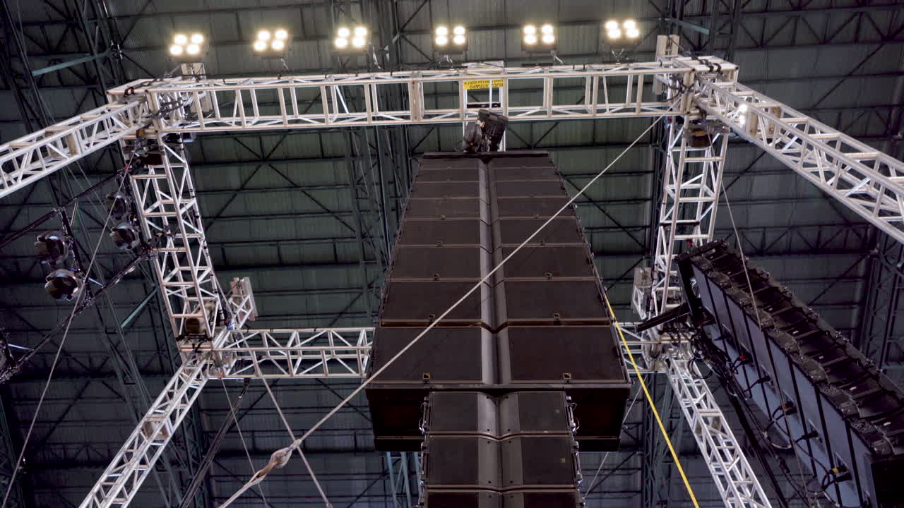 grandes altavoces profesionales de concierto para una presentación en vivo en un estadio cubierto para música