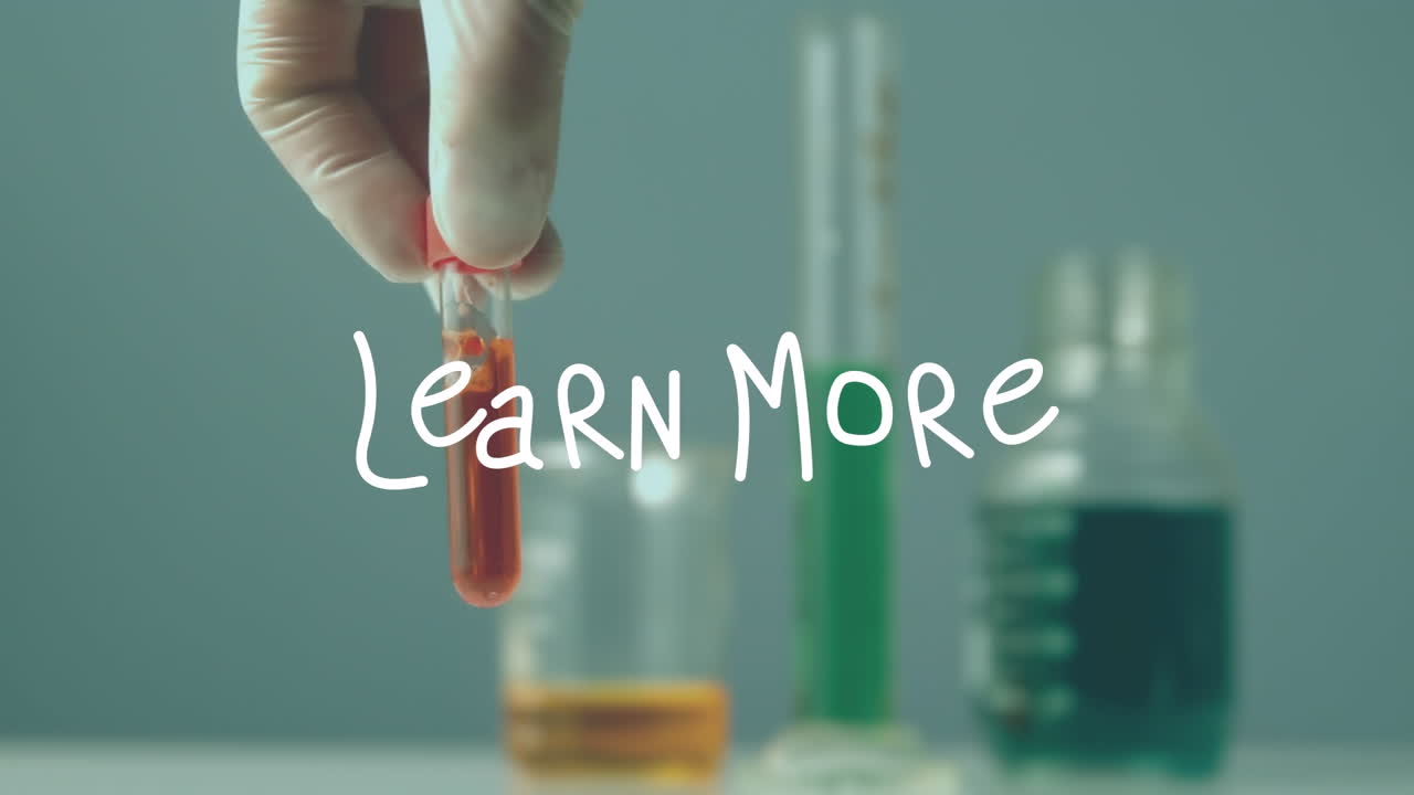 액체로 컵과 시험 튜브에 대한 더 많은 텍스트를 배우는 애니메이션