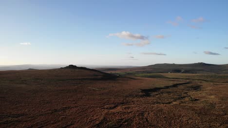 Paisaje-De-Brezales-De-La-Cantera-De-Foggintor.-Carretilla-Aérea-Hacia-Adelante