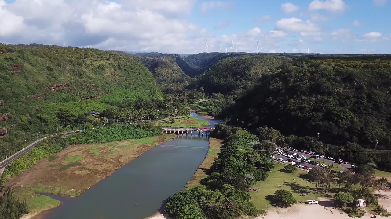 bahía de waimea - río en la isla tropical de oahu, hawaii - revelación aérea inclinada hacia abajo