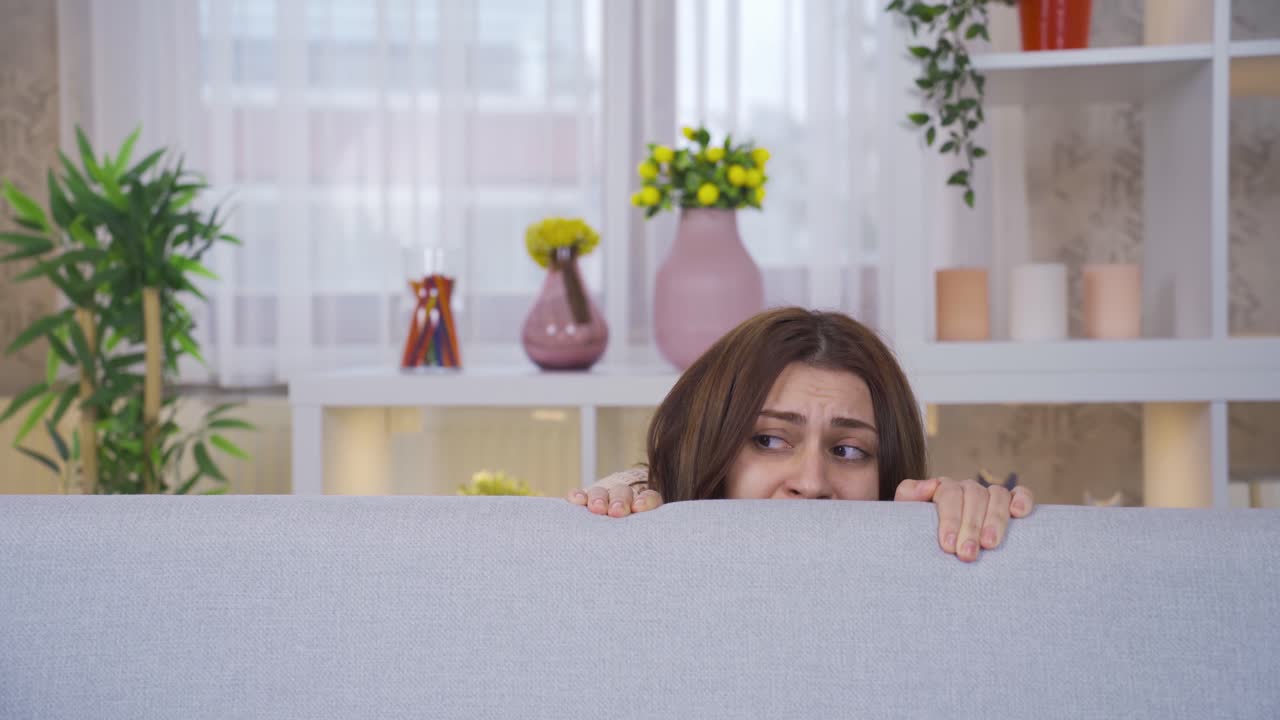 정신질환자 정신분열증이 있는 젊은 여성이 집에서 환각을 하고 있습니다. 그녀는 불안하고 두려워합니다.