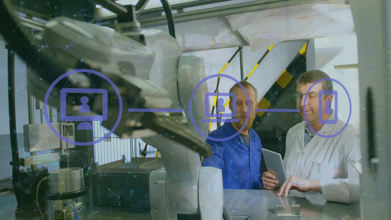 анимация сети цифровых икон против двух различных инженеров-мужчин, обсуждающих на заводе
