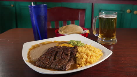 Enchiladas-Tampiquena-Cubiertas-Con-Carne-Asada-Filete-De-Falda-A-La-Parrilla-Frijoles-Refritos-Arroz-Español-Combinado-Con-Cerveza-Y-Tortillas-De-Maíz,-Control-Deslizante-4k