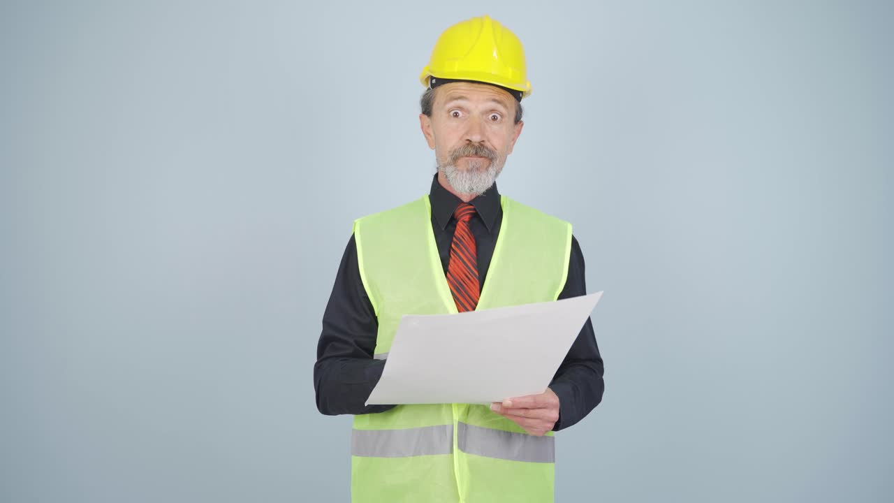 el ingeniero escucha a la cámara y no aprueba.