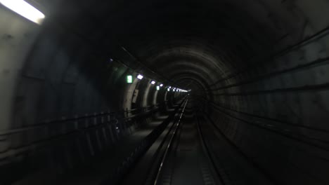 tren haciendo su camino en un oscuro túnel subterráneo