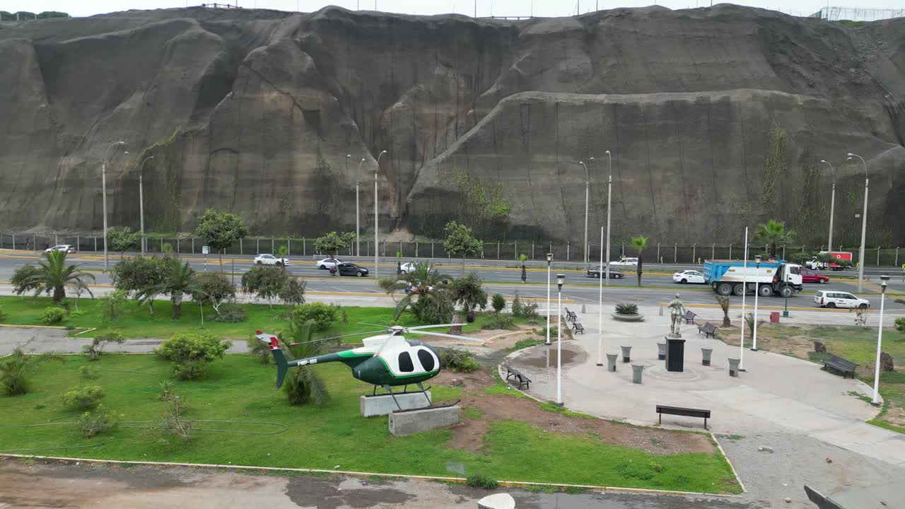 toma aérea de la plataforma rodante desde el aterrizaje de un helicóptero