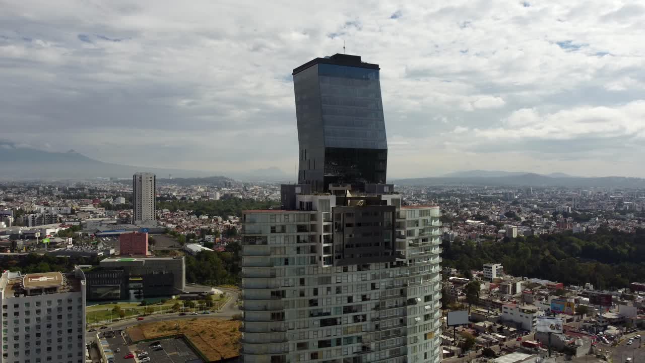 modernos apartamentos de torre con circo y autopista concurrida en el suburbio de puebla town, méxico
