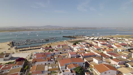 isla de culatra en olhão, portugal con casas y barcos en un día soleado, vista aérea