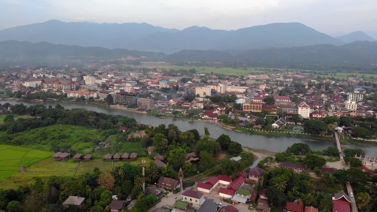 Dolly aereo in avvicinamento sul fiume Nam Song, Vang Vieng, Laos