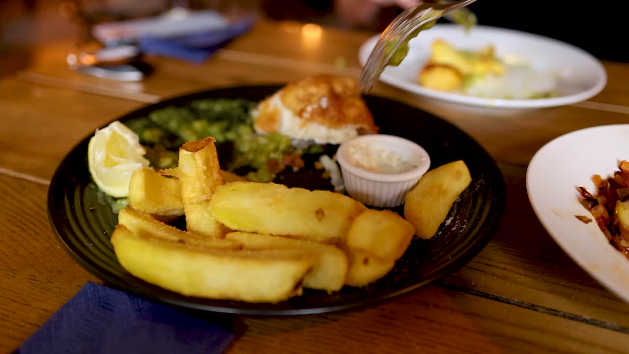 agarrando comida de un plato con la mano