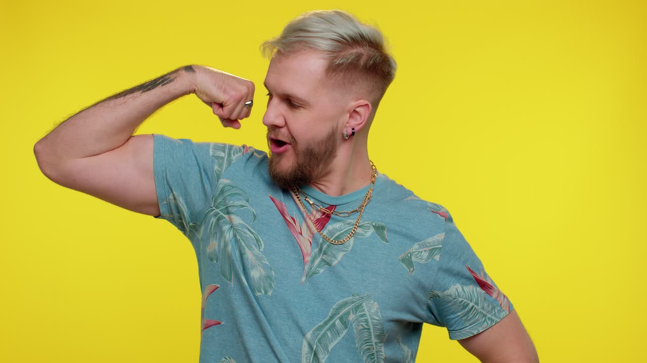 남자는 힘을 느끼고, 권리를 위해 싸우기 위해 힘을 느끼며, 성공을 얻기 위해 에너지를 느끼고, 싸움을 이긴다.