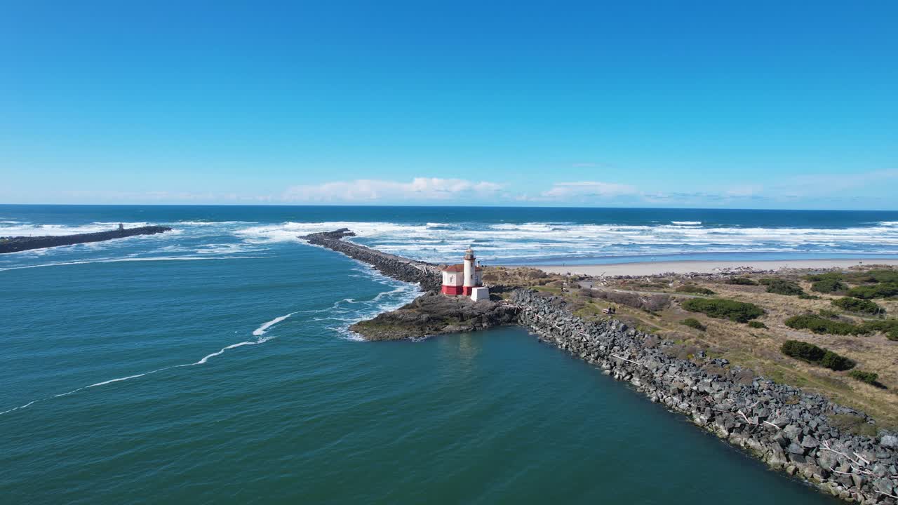потрясающая съемка с беспилотного летательного аппарата в формате 4k, демонстрирующая маяк на реке кокиль и горизонт голубого океана