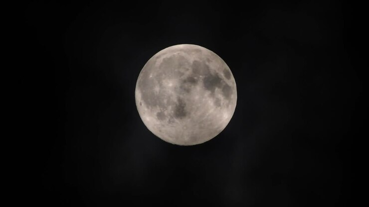 Nuvens passando pela lua cheia, filmagem em tempo real.