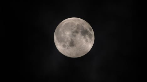 Nubes-Pasando-Por-La-Luna-Llena,-Tiro-En-Tiempo-Real