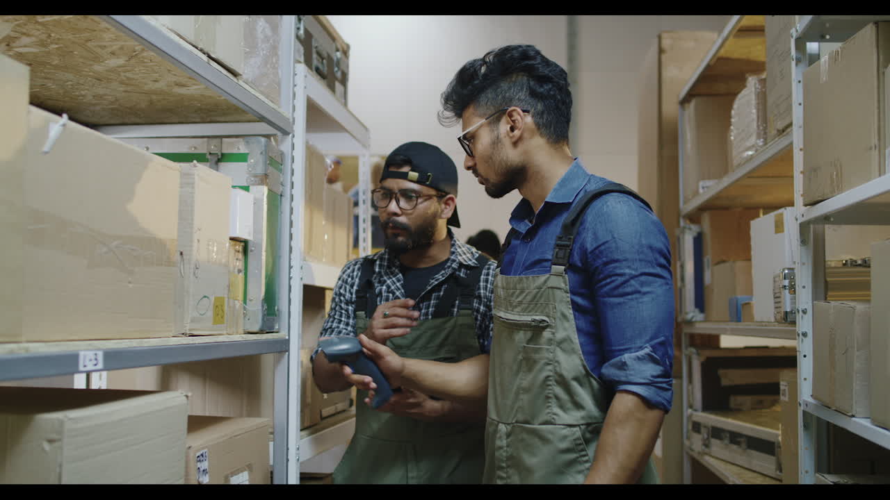 trabajadores del almacén escaneando el inventario