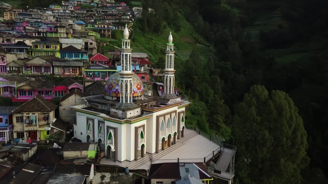 인도네시아 자바 섬의 푸른 자연과 다채로운 건물로 둘러싸인 유명한 masjid baitul maqdis의 드론 촬영