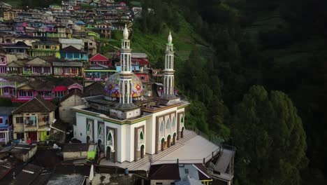 fotografía de avión no tripulado de la famosa mezquita de baituttaqwa rodeada de naturaleza verde y edificios coloridos en la isla de java, indonesia