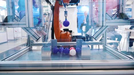 robot industrial que maneja objetos esféricos