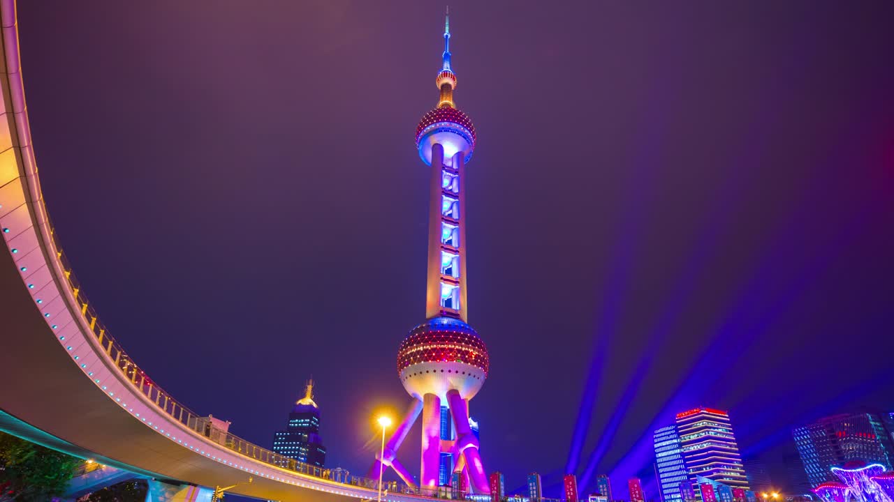 noche iluminada shanghai famosa perla puente de la torre oriental hacia arriba vista 4k lapso de tiempo china