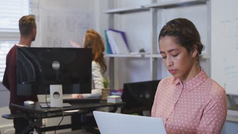personas de negocios que trabajan en oficinas modernas