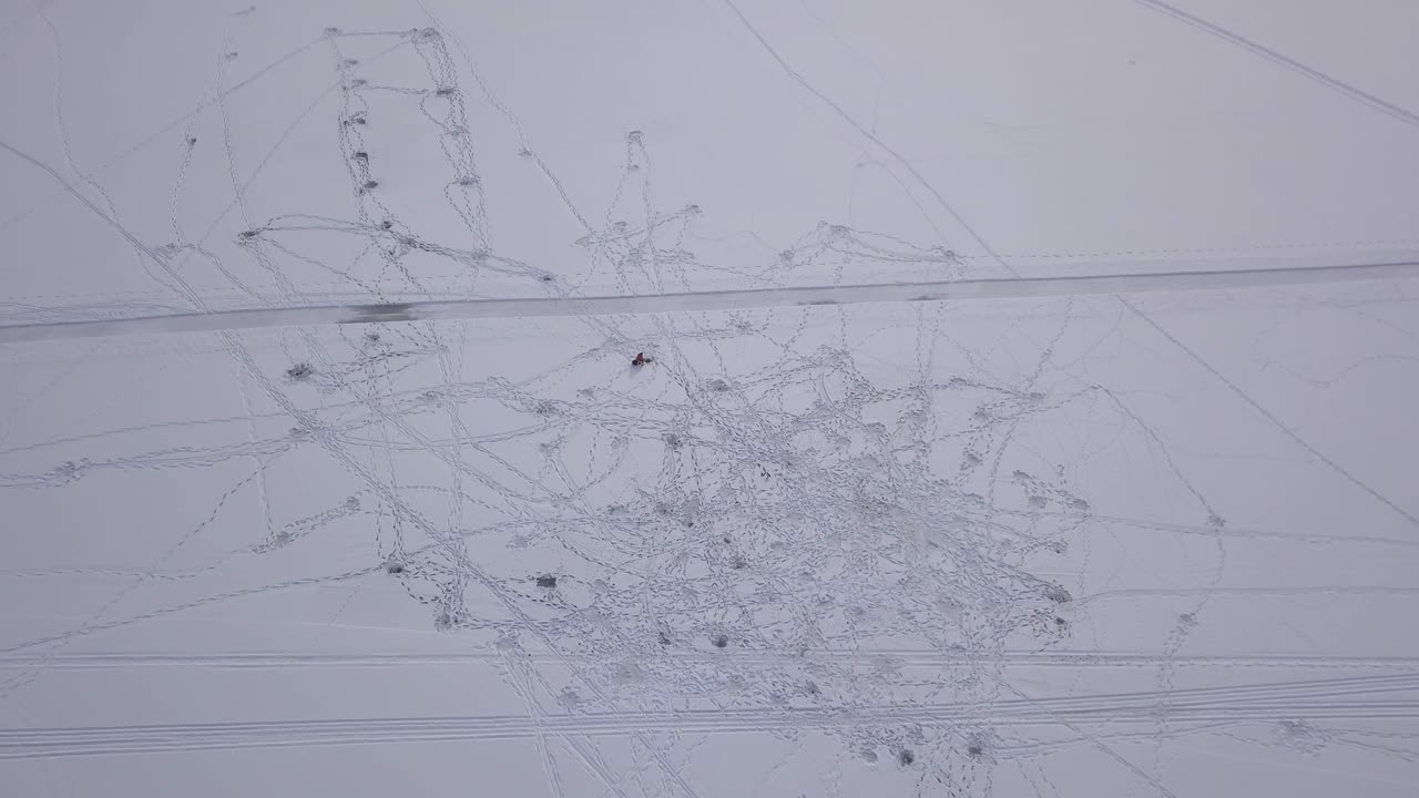 거대한 얼어붙은 호수에서 매우 바쁘고 인기 있는 얼음 낚시 장소에서 부드러운 확대 동작