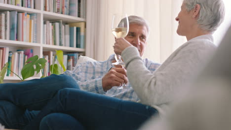 pareja madura, vino y brindis en la casa