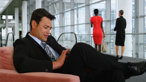 hombre de negocios usando teléfono móvil en el sofá 4k