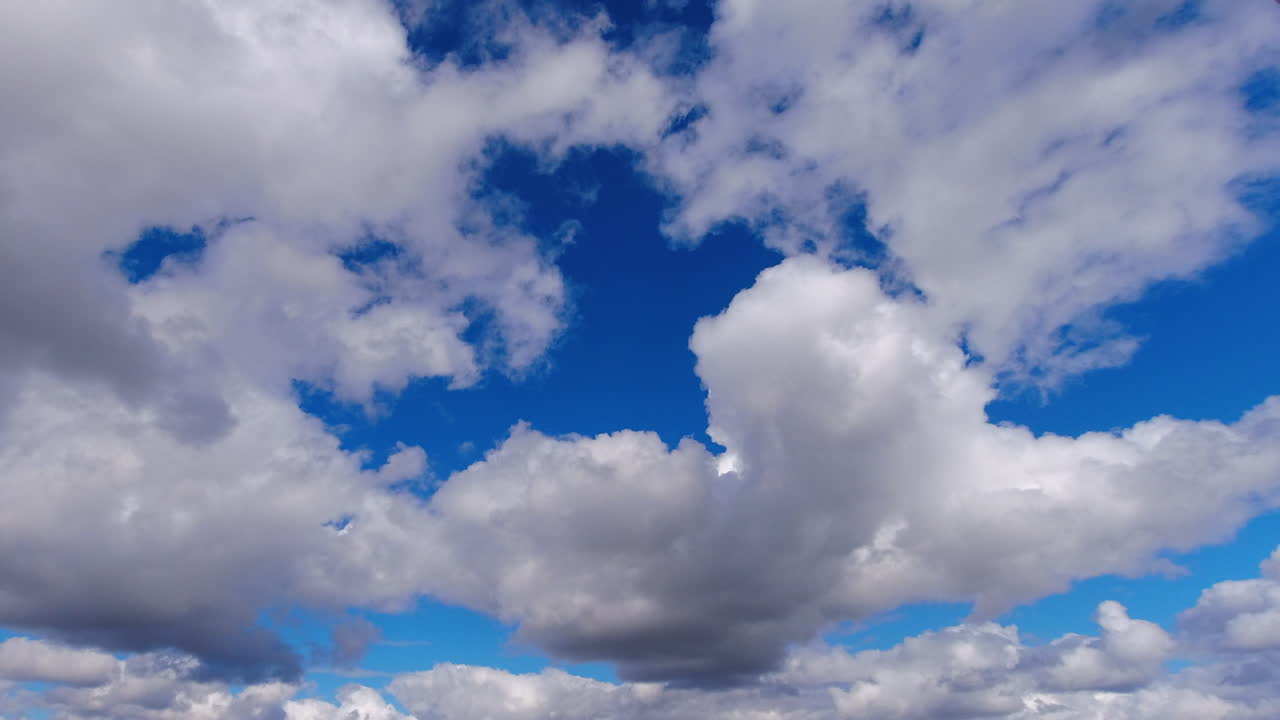 la nube de lluvia cumulus se mueve lentamente por encima en el cielo abstracto timelapse