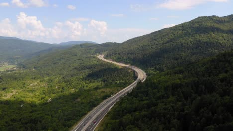 Carretera-En-Las-Montañas-Cerca-De-Eslovenia,-Europa