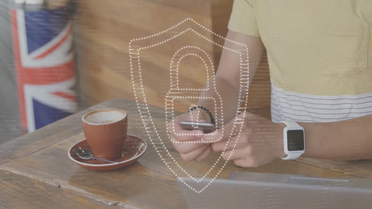 Freelance che tocca lo smartphone in un caffè e avvia un overlay di scudo digitale per la cybersicurezza.